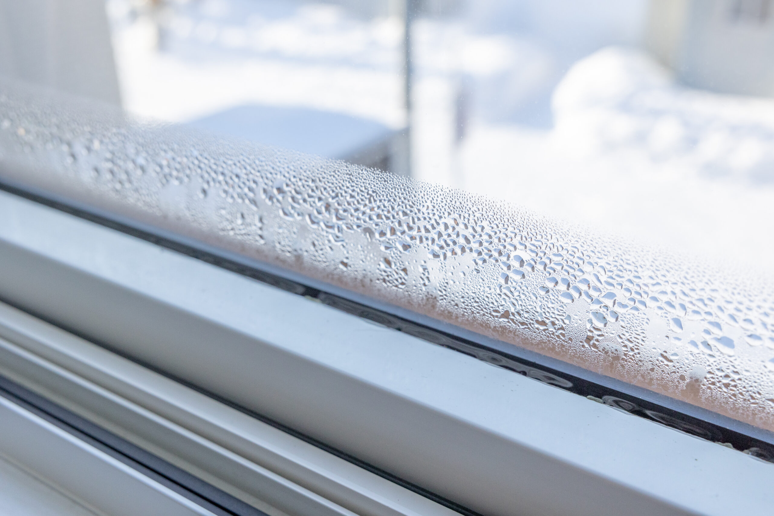 det är dålig ventilation som orsakar fuktigt fönster